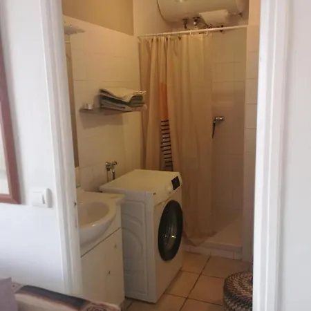 Apartment Centre *